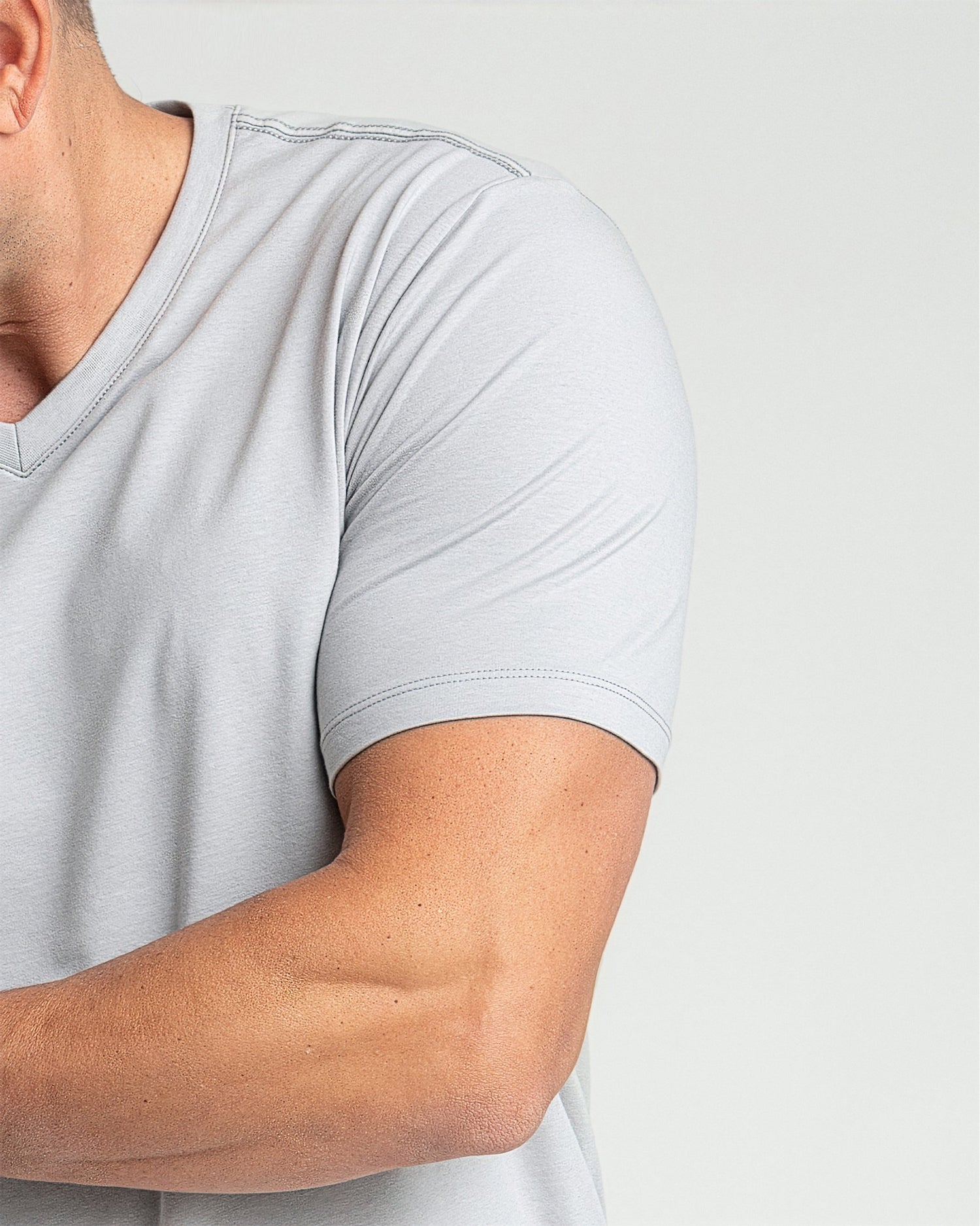 Organic V-Neck T-Shirt / Light Grey