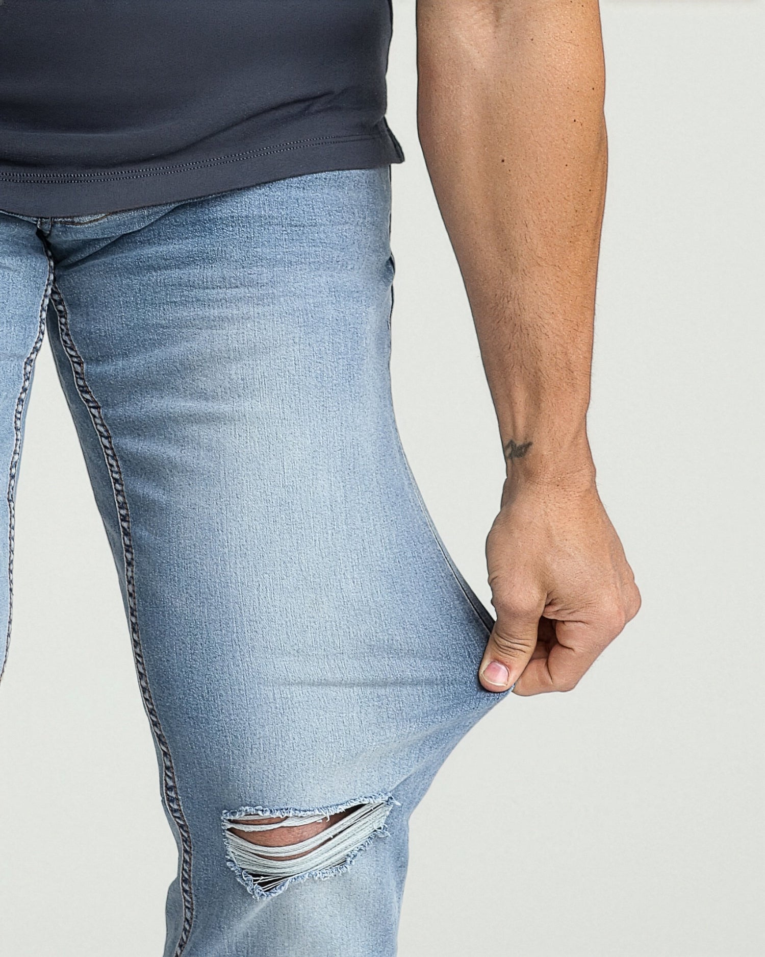 Athletic Fit / Ice (Ripped - Light Tint)